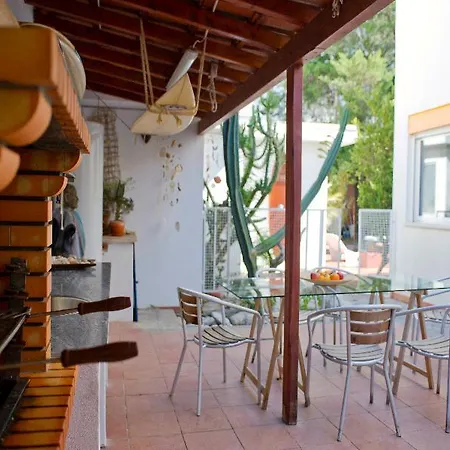 Carcavelos Surf House 2*