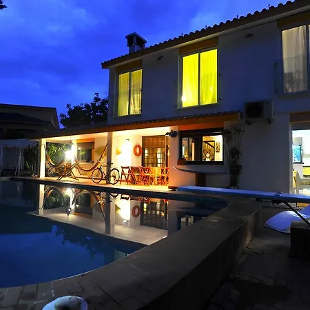 Carcavelos Surf House Bed & Breakfast